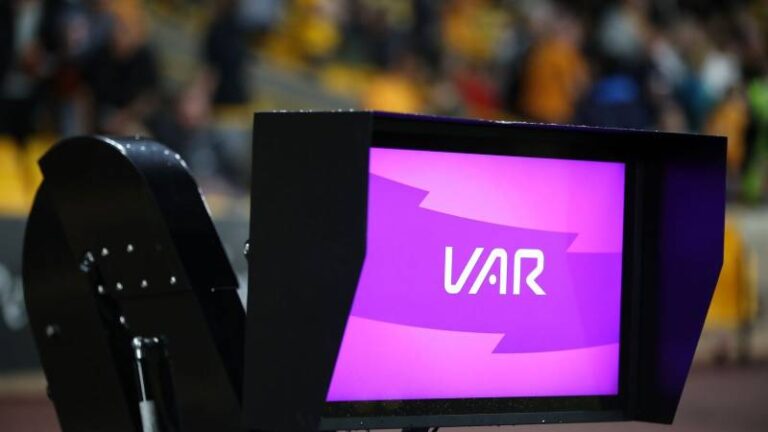 VAR Trong Bóng Đá Là Gì? Tác Động Và Cách Thức Hoạt Động